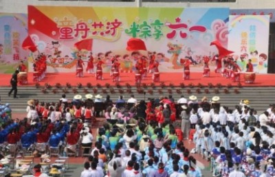 巴东县红鹰成品油有限公司入学校 “六一”捐赠暖童心